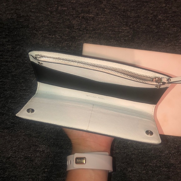 Michael Kors - Picture 3 of 7